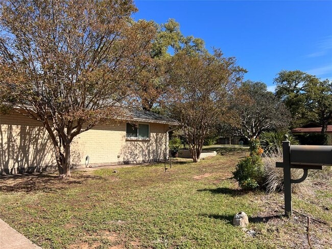 Building Photo - 10608 Spicewood Club Dr