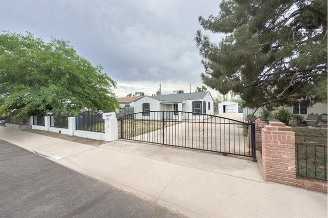 Building Photo - 2Bed/1Bath House at AZ-202/24th St! Move-In Ready on 08/06/2026! -- NO HOA! RV PARKING!