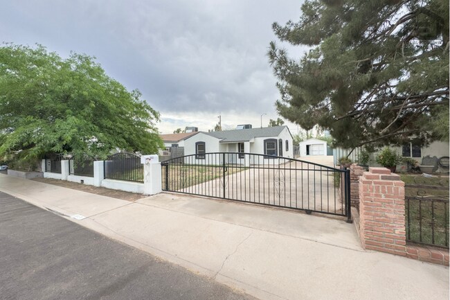 Building Photo - 2Bed/1Bath House at AZ-202/24th St! Ready for Immediate Move-In! -- NO HOA! RV PARKING!