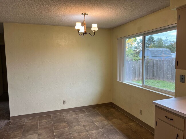 Building Photo - Solid 2 bedroom 1 bath duplex with garage!