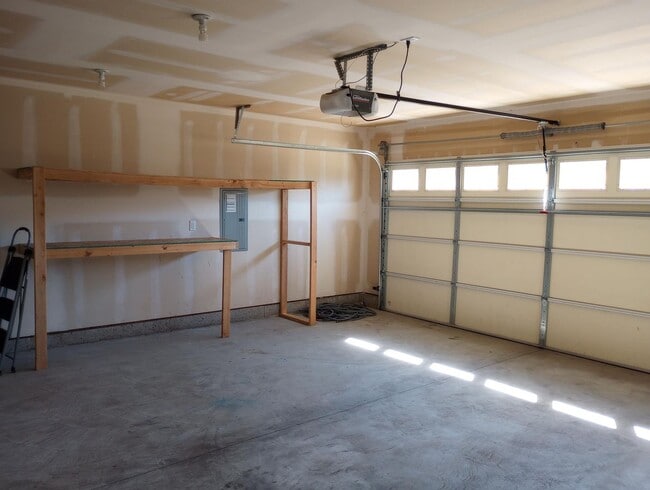 Building Photo - 5562 Fisher Pl