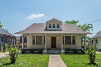 Building Photo - Charming Cottage minutes to 12S