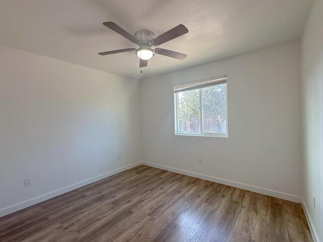 Building Photo - 1241 1/2 Saint Anne Pl