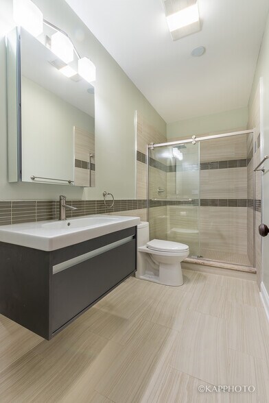 Bath & Showerr - 2651 N Mozart St
