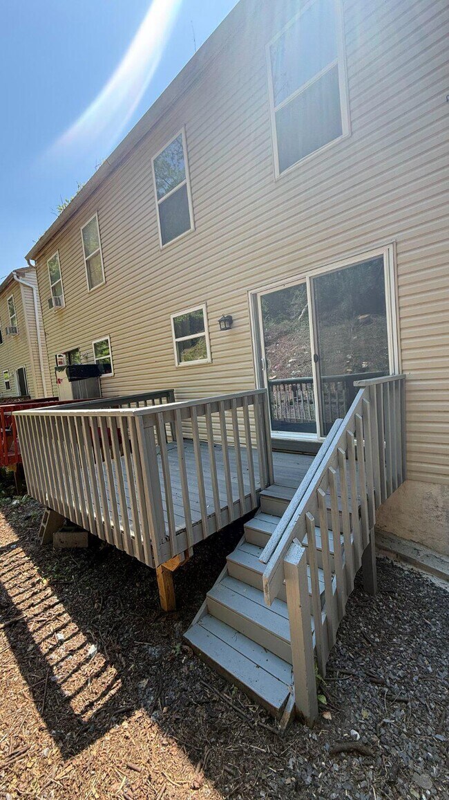 Building Photo - 845 Poplar St