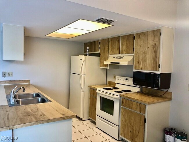 Building Photo - 4717 SW 13th Ave