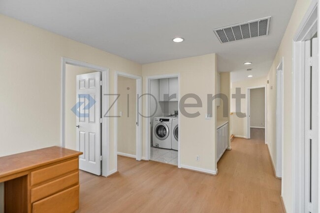 Building Photo - 709 Buriat St