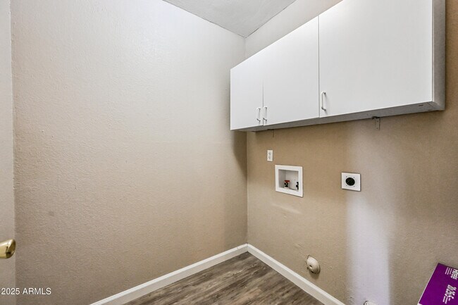 Building Photo - 757 E Wildhorse Dr