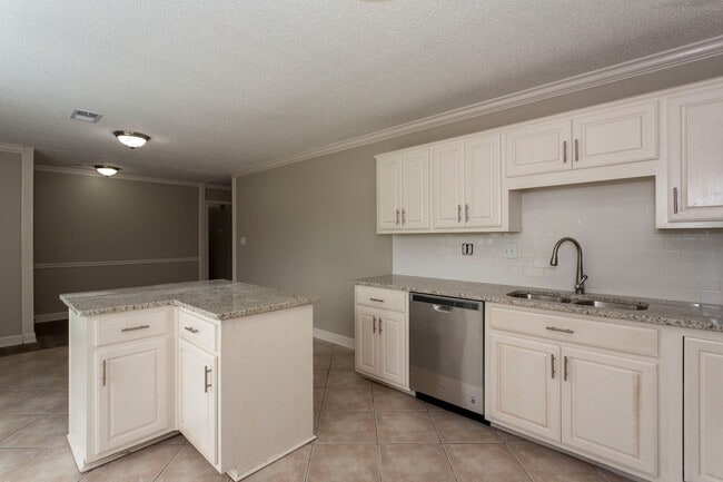 Building Photo - ** 4 bed 2 bath located in Dalraida close ...