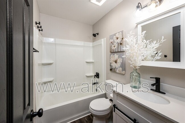 Building Photo - 554 Frayne St