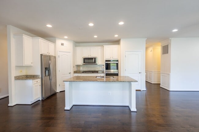 Building Photo - Beautiful 4 BR/3.5 BA Single-Family Home i...