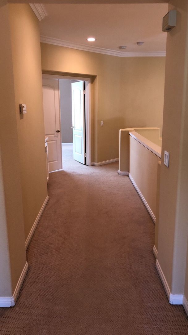 Building Photo - Stunning Sierra Del pro view home!