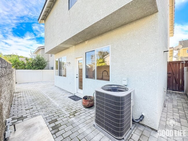 Building Photo - Immaculate 4Bd/2.5Ba Home with New Fridge, AC, Fenced Back Patio in Aliso Viejo!