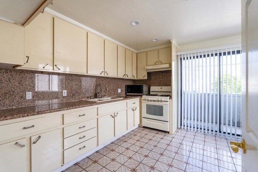 Building Photo - 1758 N Alexandria Ave