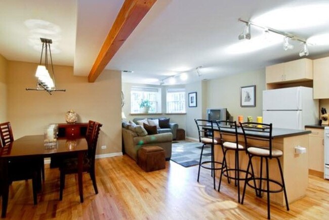 Building Photo - Beautiful 2 Bed, 1 Bath Condo Garden Unit ...