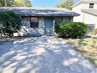 Building Photo - 807 Bond St