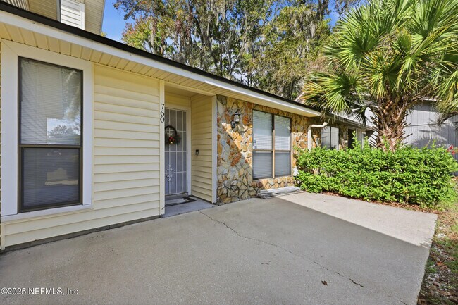 Building Photo - 760 Plainfield Ave