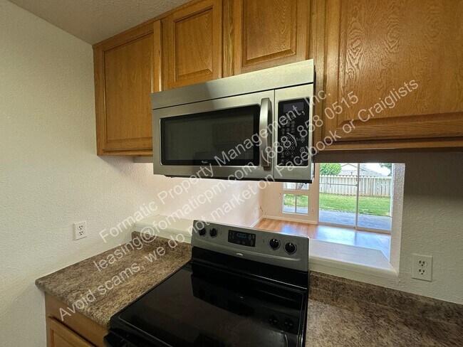 Building Photo - Charming Pet Friendly 2-Bedroom Home with ...