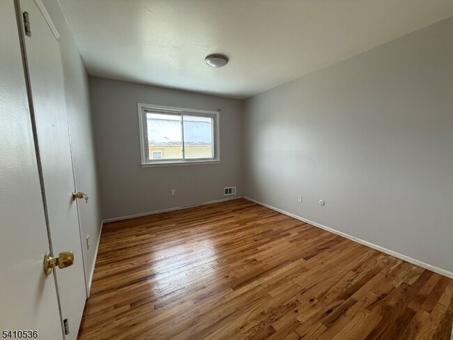 Building Photo - 17 Daka Ct