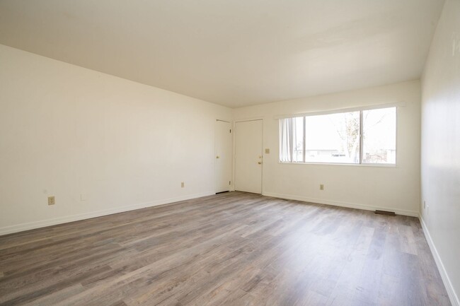 Building Photo - Newly Updated 3 Bed, 1 Bath Duplex in West...