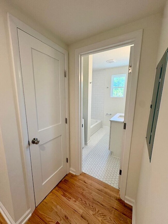 Building Photo - Newly Renovated Three Bedrooms Condo in South Windermere