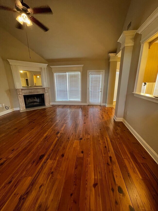 Building Photo - 3 BEDROOM HOUSE!