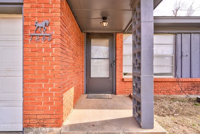 Building Photo - Beautifully Remodeled 4 bedroom with 1 1/2...