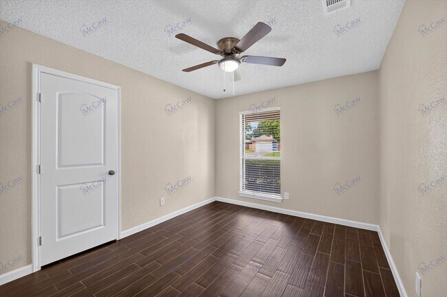 Building Photo - 2607 Parkview Dr