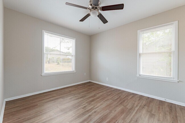 Building Photo - 875 Utopia Ln