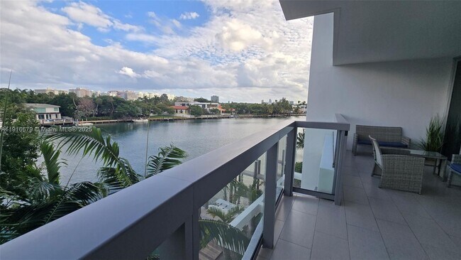 Building Photo - 9261 E Bay Harbor Dr