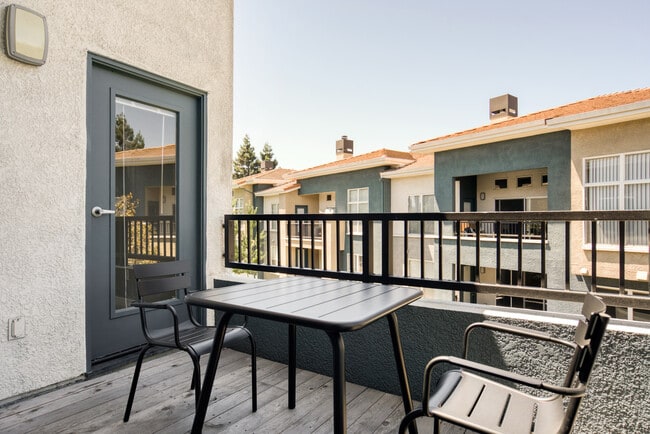 Building Photo - 1263 Lakeside Dr