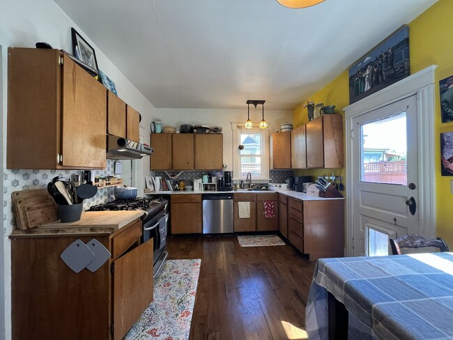 Building Photo - Warm and Welcoming Portland Home with Classic Charm, Modern Kitchen & Outdoor Deck