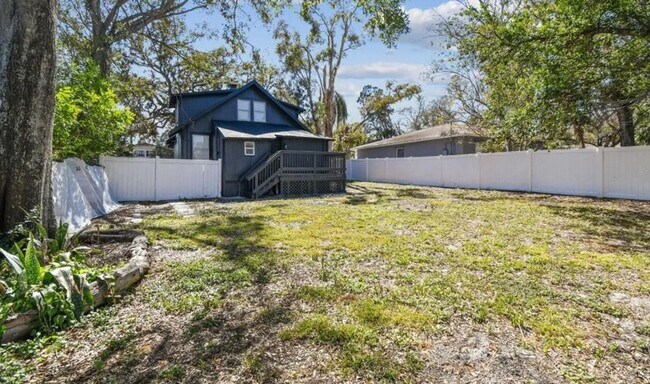 Building Photo - Housing Voucher Accepted: Charming 4-Bedroom Home in Saint Petersburg