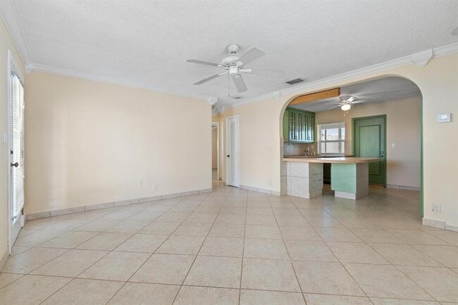 Building Photo - 240 NW 24th Ct