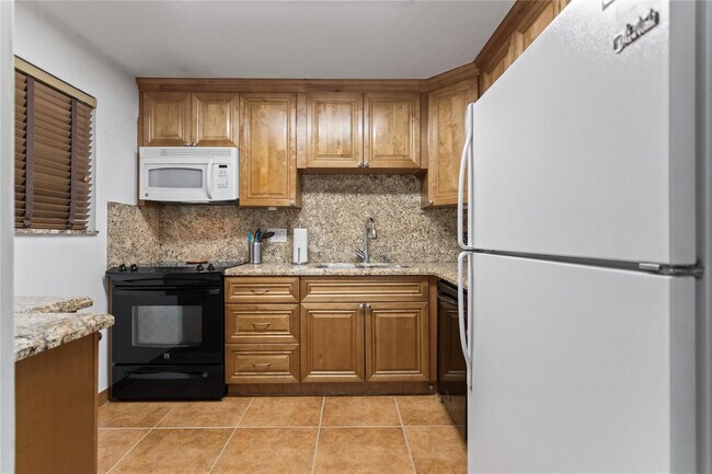 Building Photo - 2312 S Cypress Bend Dr