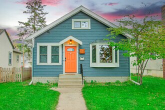 Building Photo - Charming 2-Bedroom Main Floor Home in South Minneapolis