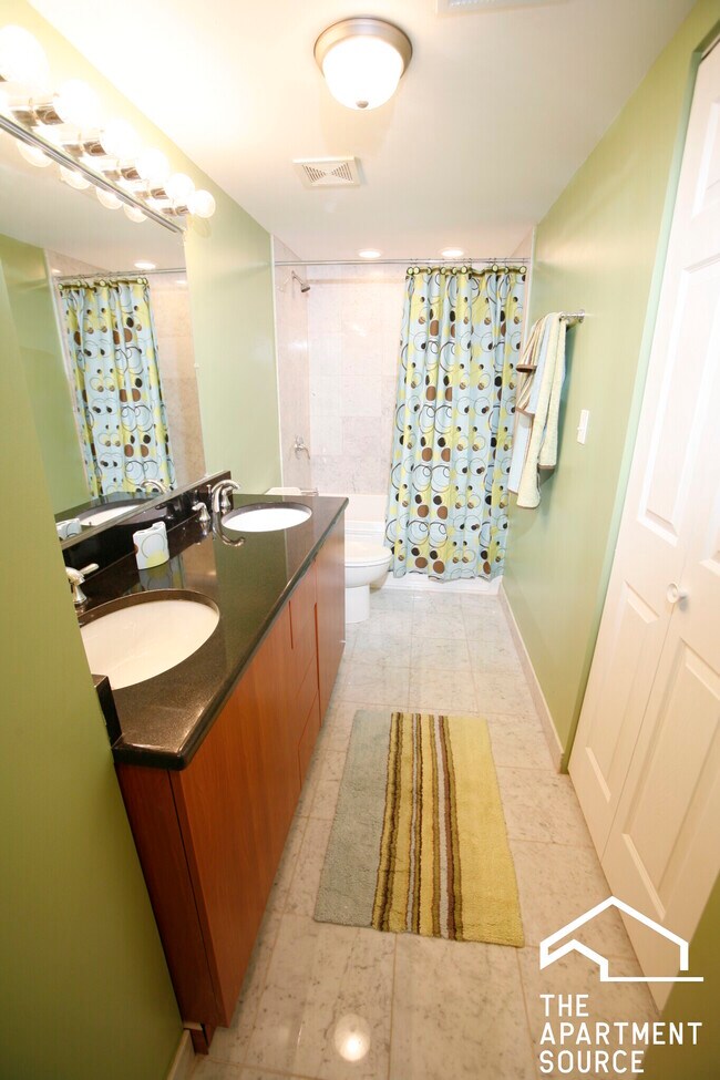 Building Photo - 6954 N Greenview Ave