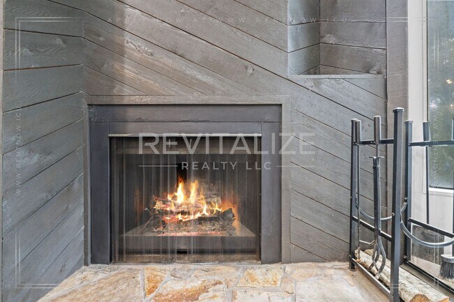 Building Photo - 2739 Knollwood Dr