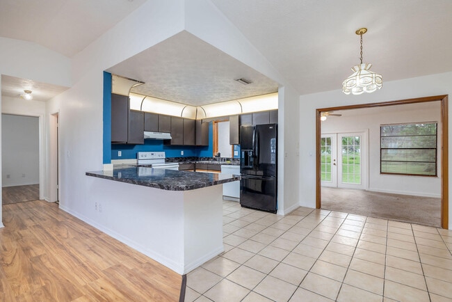 Building Photo - 662 NW Cardinal Dr