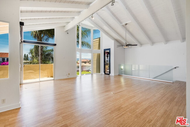 Building Photo - 224 Sunridge St