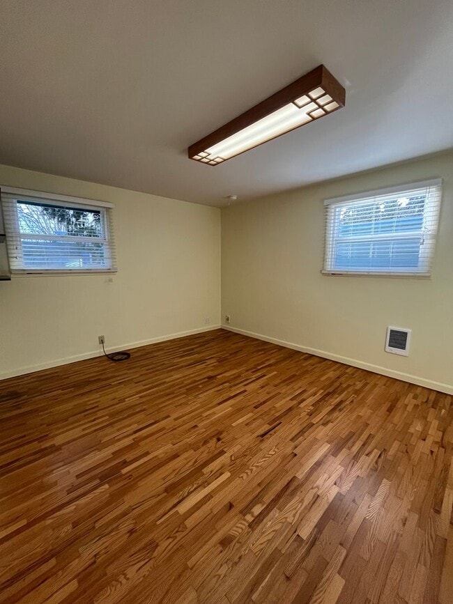 Building Photo - 2-Bedroom 1-Bathroom home off River Road