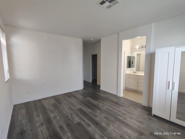 Building Photo - 5526 Cresent Valley St