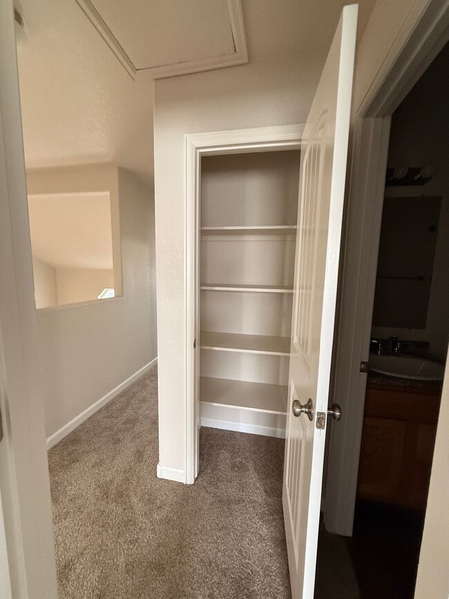 Building Photo - 4 Bedroom, 3.5 Bathroom Townhome in Cheyen...