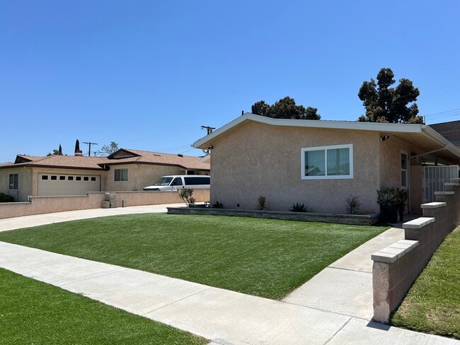 Primary Photo - 1046 W 187th Pl