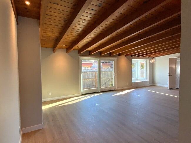 Building Photo - 150 Damar St