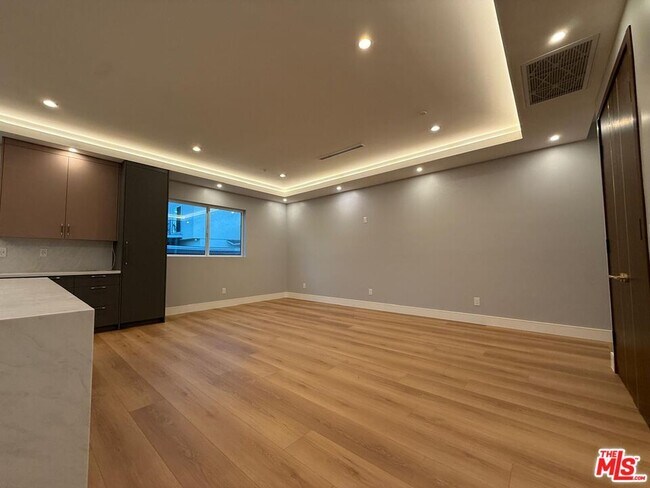 Building Photo - 6530 Varna Ave