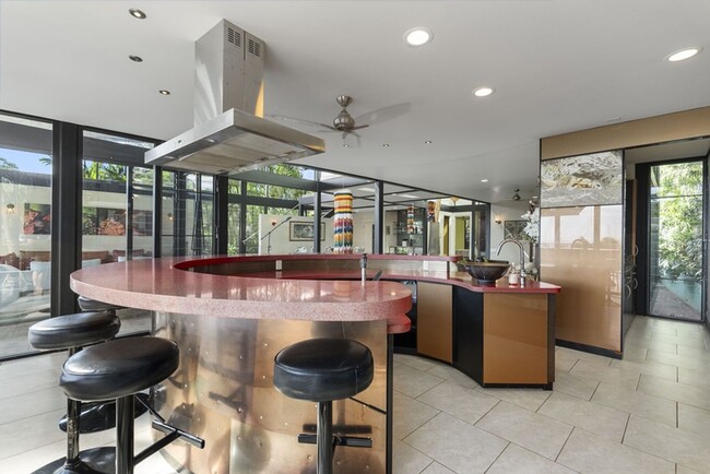 Building Photo - Tantalus Glass House: Modern Luxury with S...