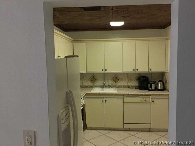 Building Photo - 2500 Parkview Dr
