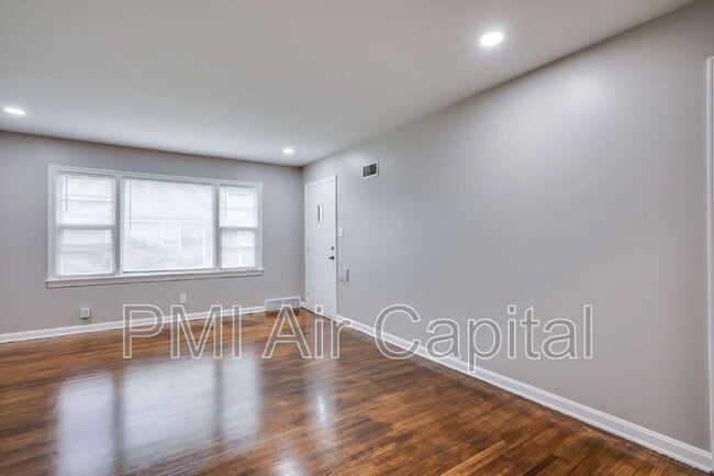 Building Photo - 6125 E Boston St