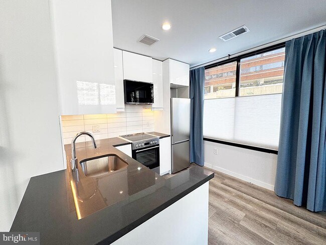 Building Photo - 700 Roeder Rd